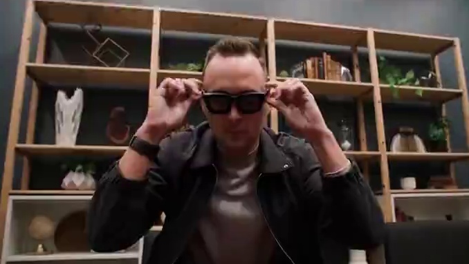 Meta十年绝密项目，最强AR眼镜登场 真AR眼镜来了！Meta首款全息AR眼镜登场，更轻更强 还有