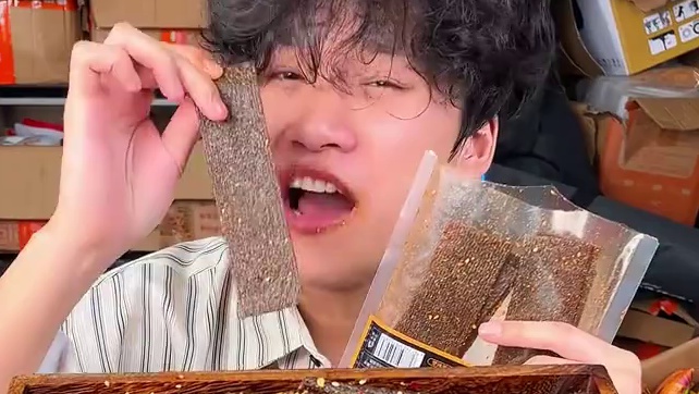 又麻又辣的黑金辣条，一口下去满嘴爆汁，真的太过瘾了#好吃到停不下来 #妈呀太香了 #零食推荐