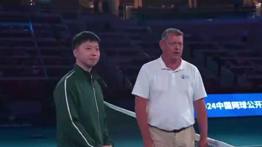 马龙现身中网比赛现场，担任挑边嘉宾，休闲装亮相，格外精神干练