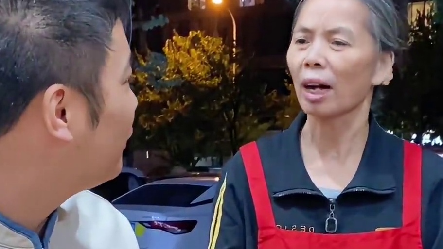 你信不信我一口吃完这根香肠？ #螺蛳粉 #香肠