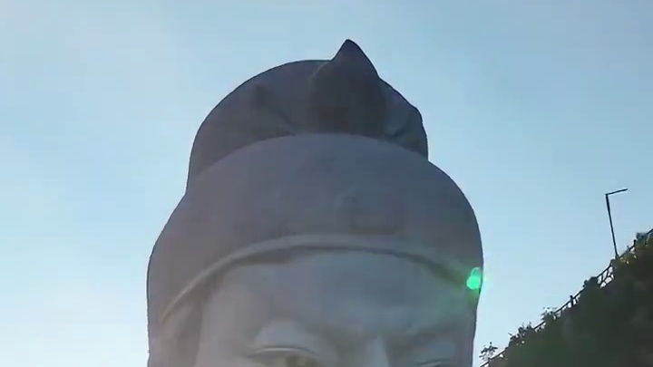 关公，名关羽，字云长，是中国历史上著名的武将和义士。他以忠肝义胆、勇猛无畏而著称于世，其事迹被后人传