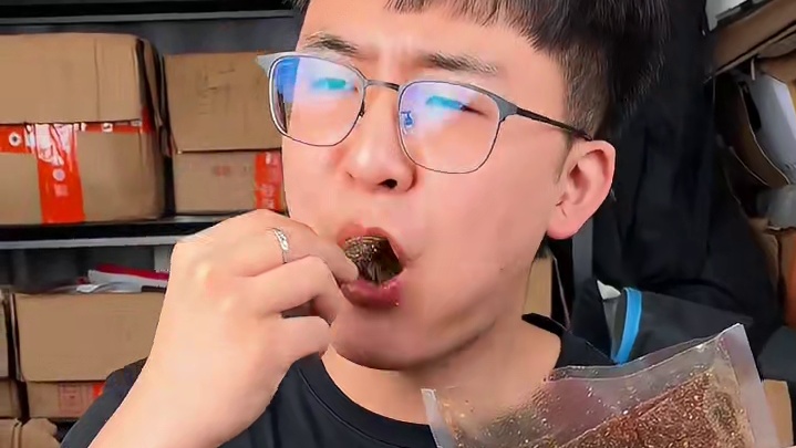 又麻又辣的黑金辣条，一口下去满嘴爆汁，真的太过瘾了#妈呀太香了 #辣条 #零食推荐