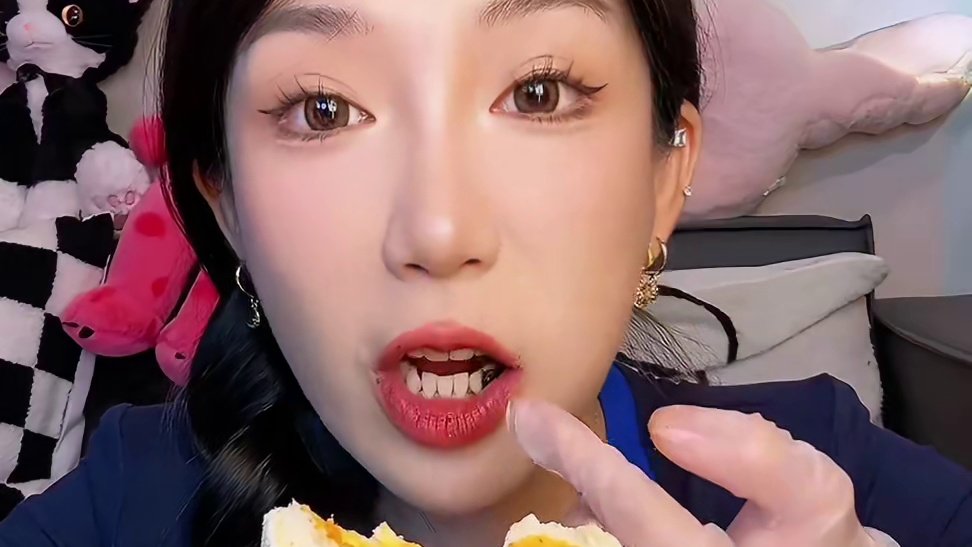 车轮欧包的终于来啦！
喜欢甜口就奥巧的哦 喜欢咸口就蛋黄的！都是手工制作 大小形状可能会有差异哦不是