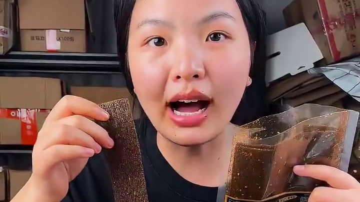 又麻又辣的黑金辣条，一口下去满嘴爆汁，真的太过瘾了#追剧小零食 #办公室零食 #哎呀妈呀太香了