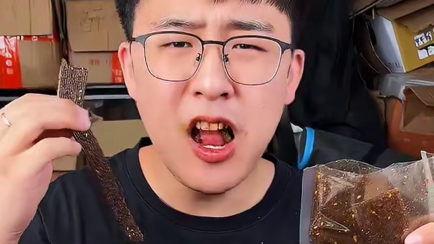 爱吃辣的宝子一定不要错过这款黑金辣条，一口下去满嘴爆汁嚼劲十足，是真的香！#好吃到停不下来 #零食推