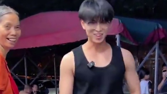 北京帅哥开跑车来挑战！这也太猛了吧！ #螺蛳粉