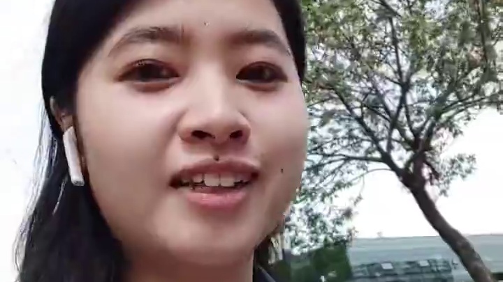 像舍不得吃掉的糖果
把珍藏了一年的回忆拿出来排列组合
果然人生是一场盛大的后知后觉
当时只道是寻常
