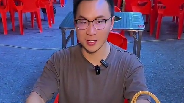 哇噻，新塘都有鹏飞酸菜鱼吃啦，淋上热油就能吃!!!#国庆吃喝玩乐节 #新塘美食 #新塘宵夜 #鹏飞重