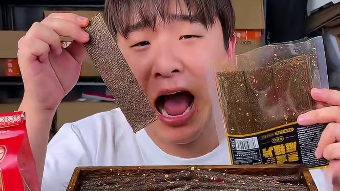 又麻又辣的黑金辣条，一口下去满嘴爆汁，真的太过瘾了#好吃到停不下来 #妈呀太香了 #追剧小零食