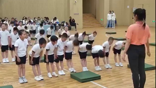 《技巧——直体左右滚动》（一） 关注微信公众号：体教杂谈获取更多体育资源