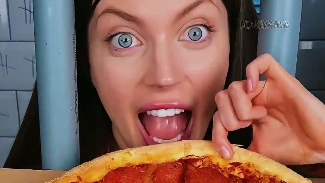 在披萨上面动手脚，保安这么容易就被套路了！ #逗你一笑烦恼忘掉 #意想不到的结局 #看一遍笑一遍 #