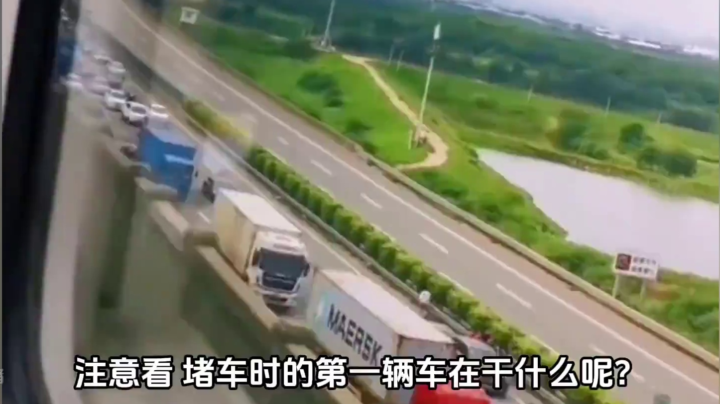 一年两箱油，闲时占车位，忙时堵高速#一年两箱油 #龟速行驶 #高速堵车