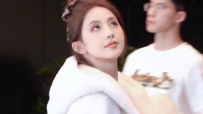 纯好奇，这衣服是怎么穿的啊？ #街拍 #完美身材 #穿搭 #这谁顶得住啊