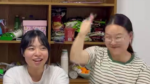 边唱歌边数钱 居然有人能数对，你们也去试试看吧 #办公室游戏 #数钱的感觉真好 #数鸭子