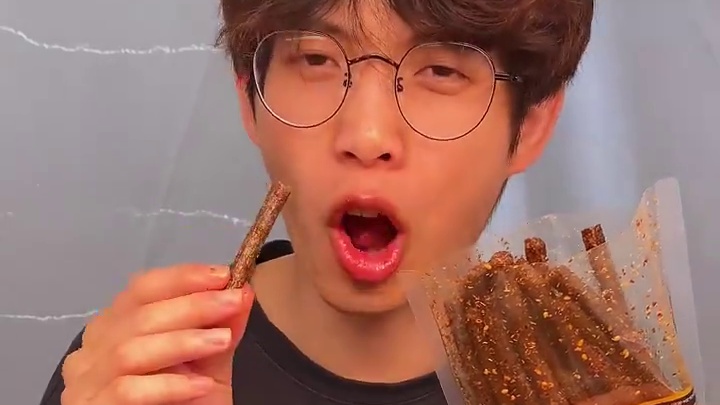 吃起来又麻又辣，一口下去嚼劲十足，满嘴爆汁，是真的香#妈呀太香了 #好吃到停不下来 #零食推荐