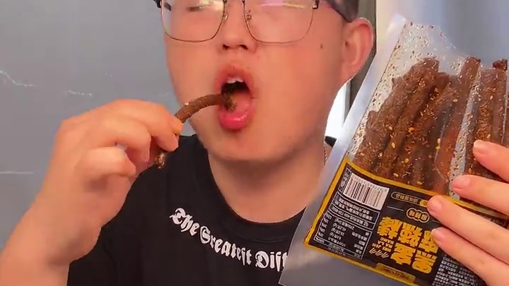 又麻又辣的黑金辣条，一口下去满嘴爆汁，真的太过瘾了#好吃到停不下来 #零食推荐 #追剧小零食