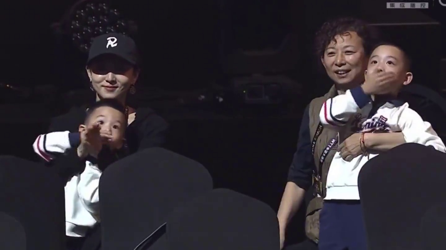 幸福的具像化会为他们的幸福热泪盈眶
#马龙 #wtt中国大满贯 #国乒 #幸福 #马龙儿子