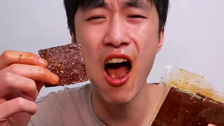 没来过湖南的，一定要尝尝这个湖南特产黑金大千张，豆香四溢巨好吃#千张 #豆干 #豆干零食 #零食推荐