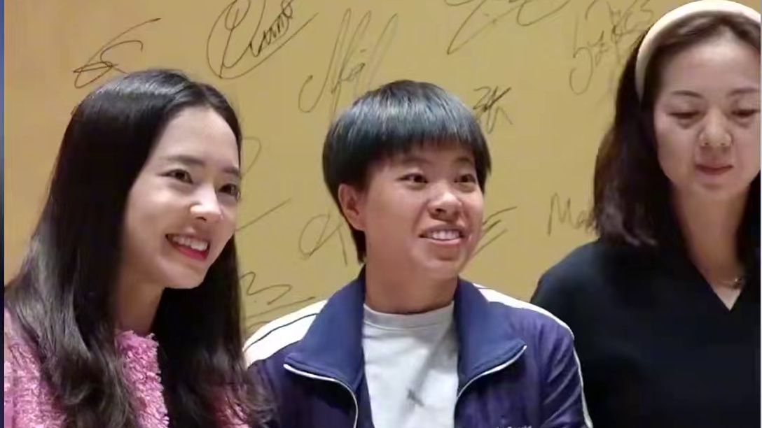 莎局走到哪儿都是大大方方的！别人来社交莎莎拿着筷子是来吃席的 #wtt中国大满贯 #中国乒乓 #乒乓