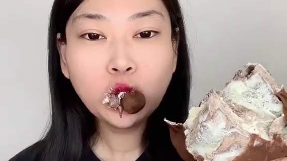 国庆节快乐#巧克力千层 巧克力麻薯千层 #黑森林蛋糕 到手2盒 上面一层纯脂巧克力碎 中间动物奶油夹