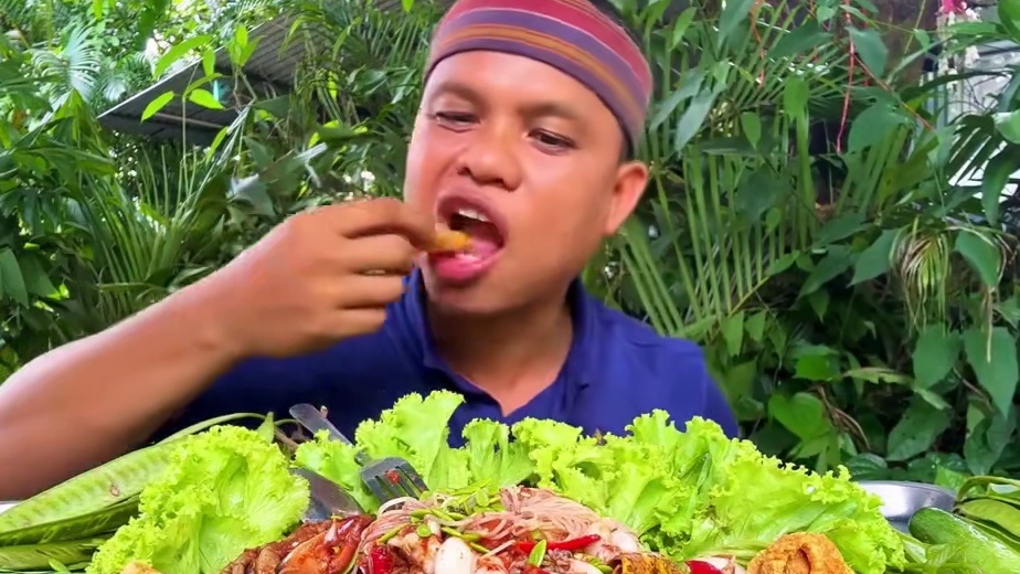 阿嘎吃️鲜辣墨鱼须凉拌米粉小生菜 #泰国特色#泰国美食 #泰国生活 #泰式凉拌海鲜视频