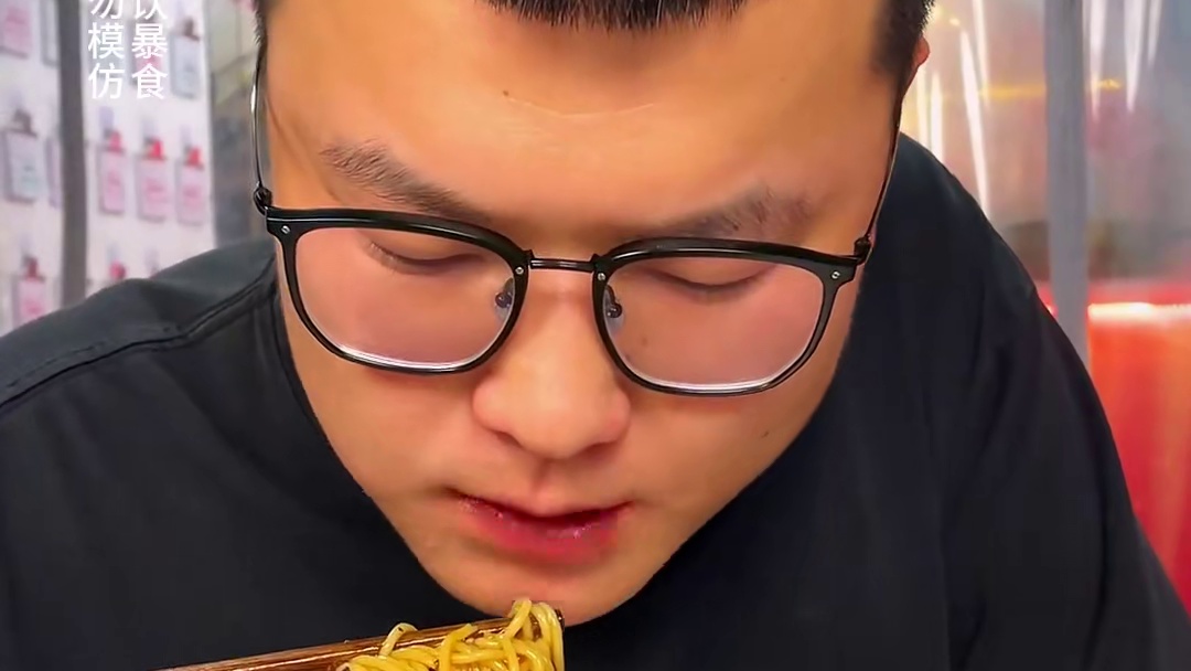 眼镜帅哥挑战5两小面，看起来文质彬彬能吃完吗？#美食 #挑战 #吃面 #妈呀太香了