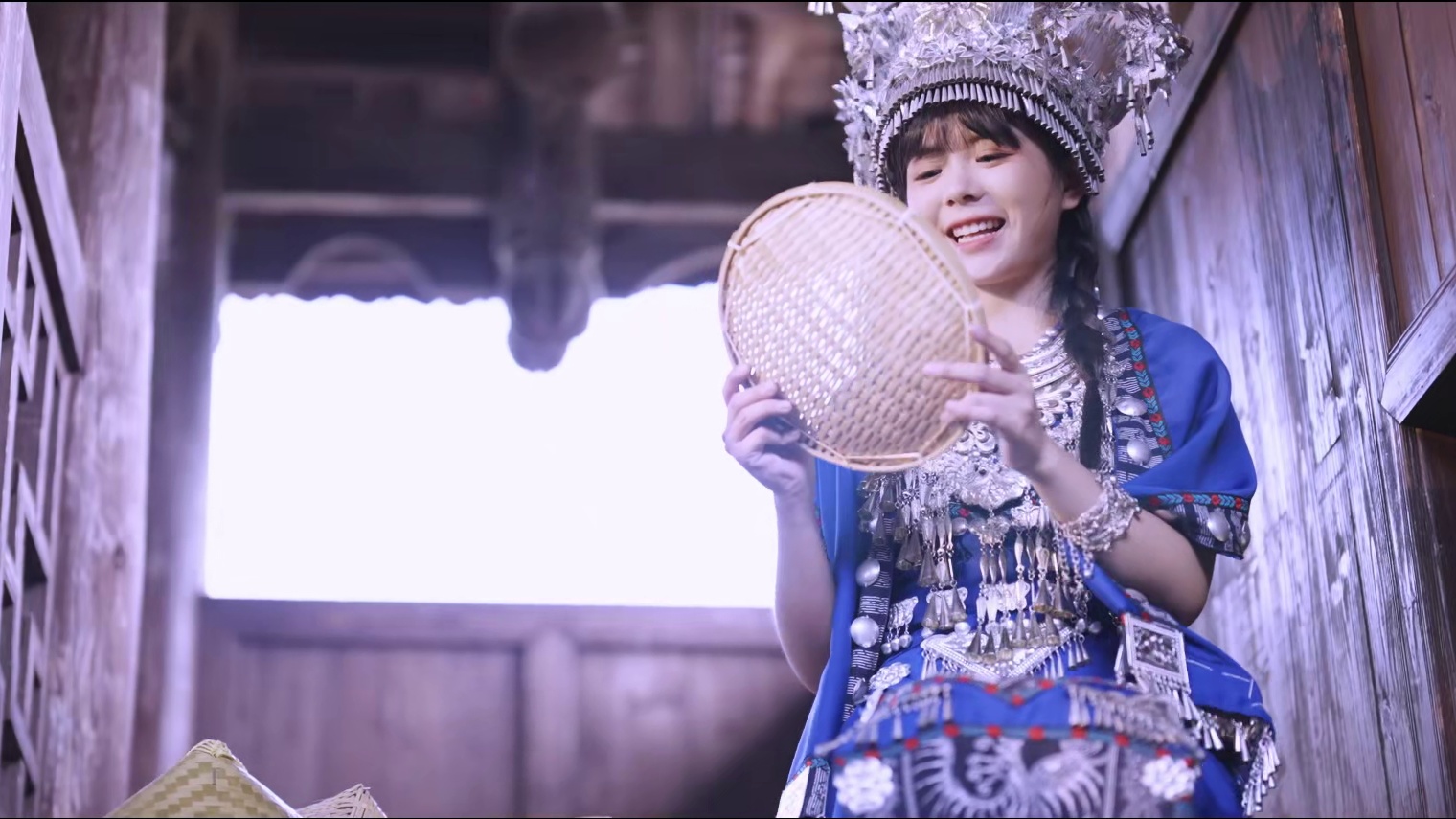 《纯享版九黎风情小师妹》——与小师妹一起探寻苗乡之美，感受九黎风华的传奇魅力。