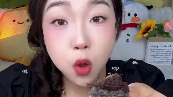 姐妹们哥本真的会研究！又出了一款红豆肉酥欧包！
依旧是65g和100g规格哈
65g ：178大卡 