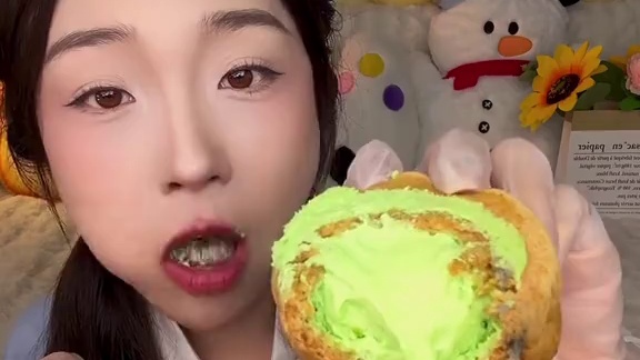 轻膳语的爆浆团子！馅吃起来有点像融化的冰淇淋～甜度不高！真的好吃！每个口味都是80g哦 
巧克力：1