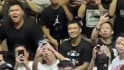 东契奇训练中左小腿被撞击受伤，话说好像他经常腿受伤的样子，东契奇未赛先伤!有可能缺席与灰熊队的季前赛