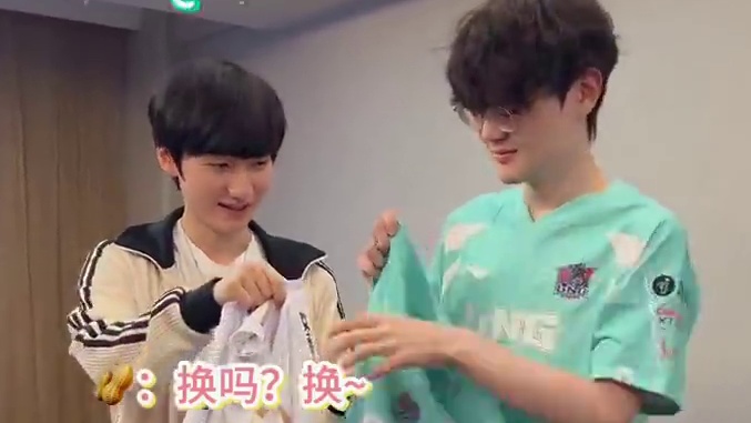 特别萌的互换队服时间！！比赛加油