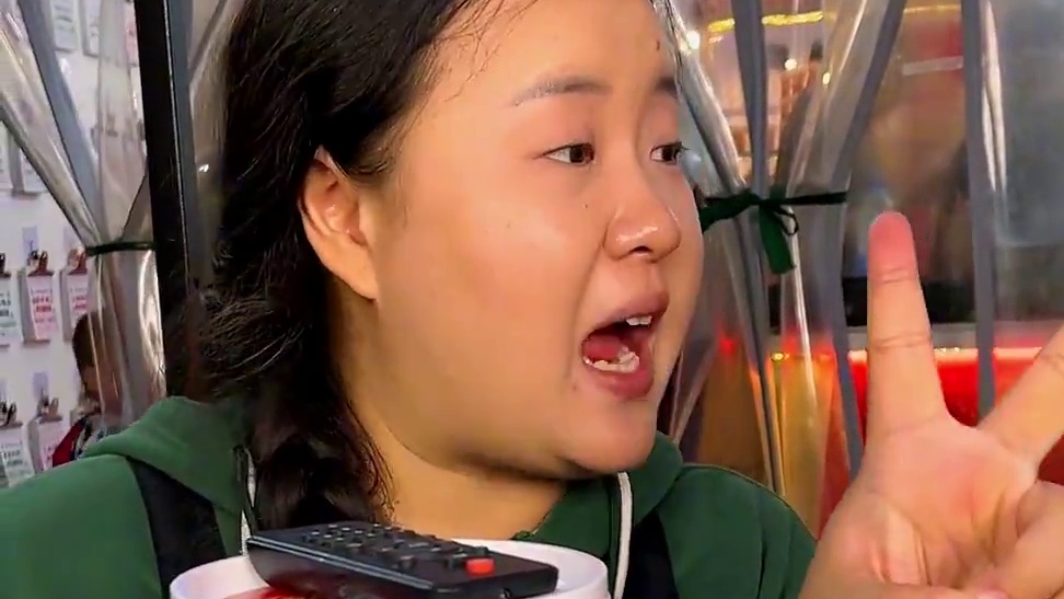 胖妹家新挑战！美女挑战2斤泡椒米线，嗦得太过瘾了吧！#美食 #米线 #泡椒米线