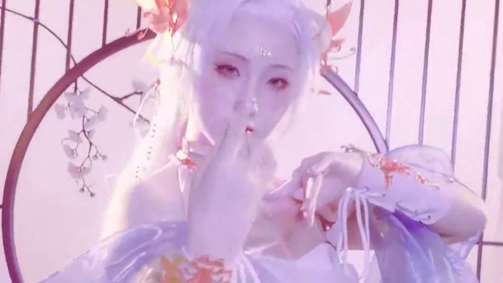 有人说我不够魅惑？换个风格可否得到你的心？~ 快来游戏解锁同款时装吧，可通过染色满足你对不同风格的需