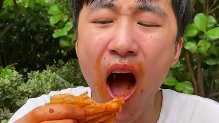 我一个湖南人吃了都觉得辣！不能吃辣的千万不要尝试爆辣！