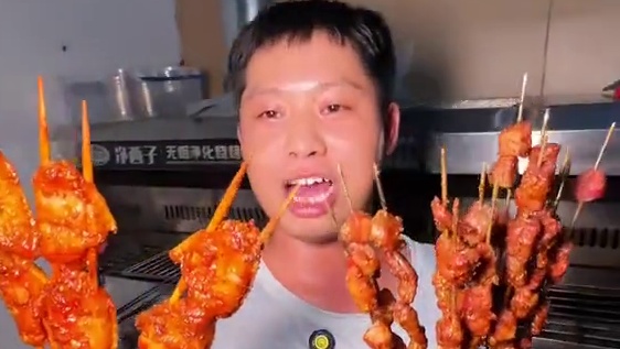 贵州烧烤贵州地摊火锅在南京也可以吃到了！ 老板就是贵州本地人，做出来的味道就是正宗#贵州地摊火锅 #