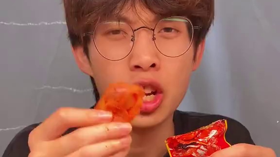 香香辣辣的卤的特别入味，每一个都是这种个大肉厚的，紧实有嚼劲！#好吃到停不下来 #妈呀太香了 #零食