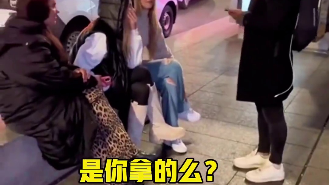 街头诚信测试，捡到钱你会还给失主么？ #街头挑战 #诚信测试 #老外真会玩