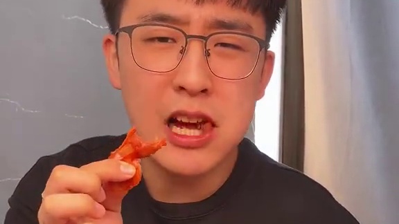 香香辣辣的卤的特别入味，每一个都是这种个大肉厚的，紧实有嚼劲！#好吃到停不下来 #妈呀太香了 #零食