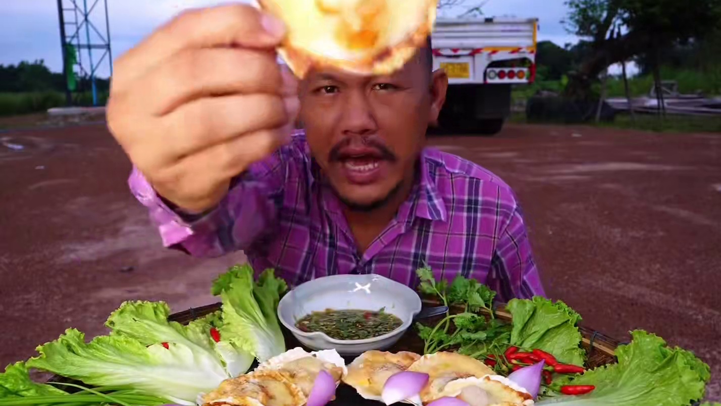 驴哥吃蔬菜拼盘酸辣海鲜汁️碳烤大干贝 #泰国美食 #美食 #泰国生活 #户外美食