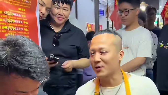 湖南帅哥为了老婆来挑战，着急了徒手抓着吃，看他能打破记录吗？#螺蛳粉