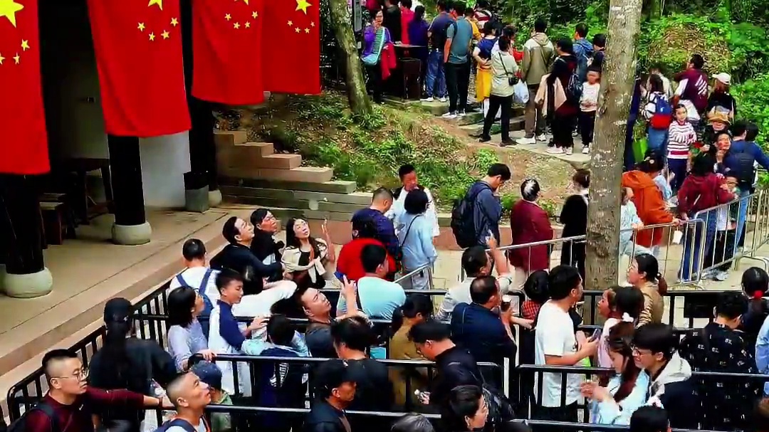 剑门关排队等待上猿猱道和鸟道的的游客（36）#一夫当关万夫莫开 #人山人海太热闹了 #一帧中国·大美