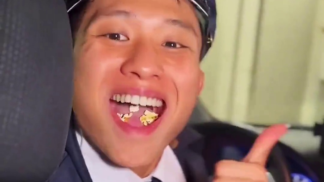 用妙计偷吃保安爆米花，这招数简直太丝滑了！ #搞笑视频#搞笑配音#看一遍笑一遍 #万万没想到 #老外