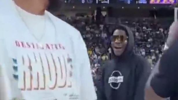 NBA新赛季詹姆斯暂时不上场，父子同台时间延后，根据NBA记者Dave McMe namin报道，湖