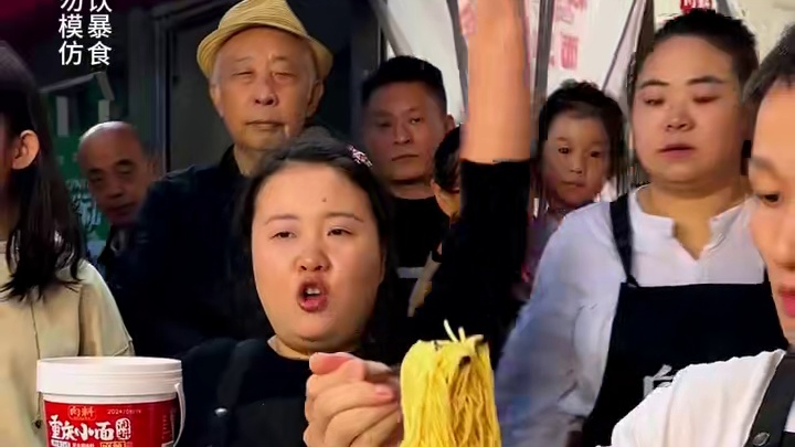 健身猛男挑战6两面，这速度堪比龙卷风！#美食 #挑战 #吃面