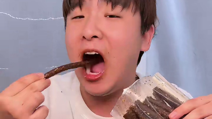 吃起来又麻又辣，一口下去嚼劲十足，满嘴爆汁，是真的香#好吃到停不下来 #辣条 #妈呀太香了