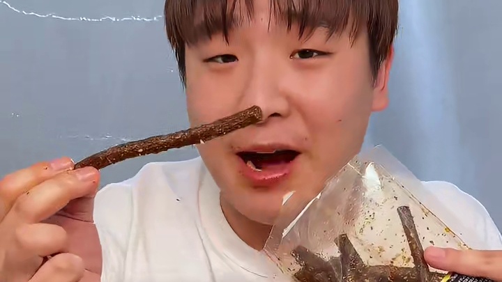 吃起来麻麻辣辣的，一口下去满嘴爆汁，嚼劲十足，太上头了#好吃到停不下来 #妈呀太香了 #辣条