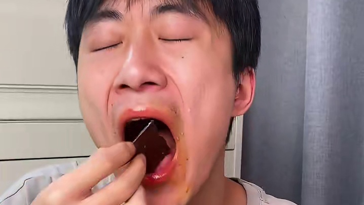 不得不说江西的宝子是真的能吃辣#零食推荐 #辣条 #无辣不欢