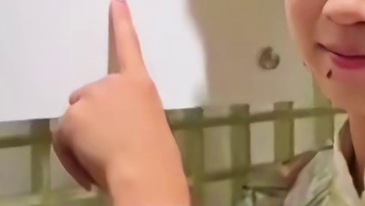 全红婵回老家拍簪花，和弟弟全进鹏一模一样，姐弟俩太像了