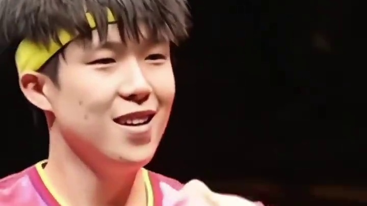 王楚钦与梁靖崑男双夺冠，领奖台上的激烈对决再现，大头与石头再创辉煌！