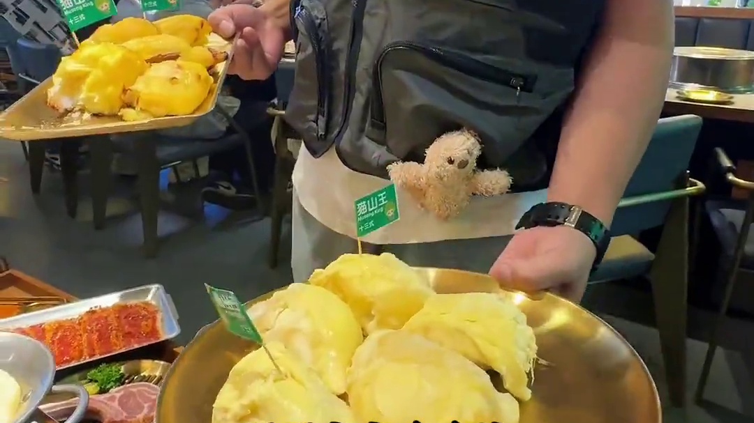 猫山王榴莲自助餐来了！ 各种烤肉和牛！三文鱼！活鳗鱼！榴莲！随便吃！！！！约上朋友去吃！#榴莲自助 
